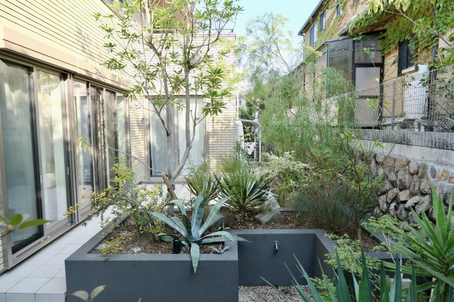 大阪　宝塚市　ガーデン　タイルテラスの庭 